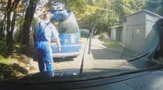 Zastavil před garáží, její majitel mu na auto hodil větve. Policie případ odložila