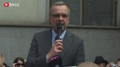 Ministra Kalouska poplivali demonstranti, dostal i pohlavek