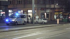 Na kolečkových bruslích předjížděl auto. Skončil v nemocnici