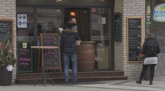 Dovnitř se nesmí, musí stačit okénko. Hospody statečně bojují o přežití