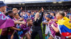 Nevídané oslavy Burnley. V kabině se známou zpěvačkou