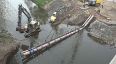 Kuriózní stavební práce v Jihlavě. Instalovalo se potrubí do koryta řeky