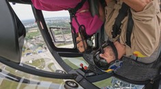 Do Česka zavítal legendární pilot. Reportérce obrátil svět vzhůru nohama
