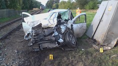 Řidič vjel na přejezd pod vlak, ten jej sešrotoval. Z auta pak sám vystoupil