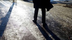 Padající sníh ze střech i kluzké chodníky. Experti řekli, kdo je za škody odpovědný