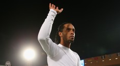 Ronaldinho přišel o postup i o dres. A ještě ho obrali o kopačky!