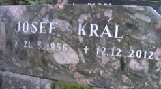 Zemřu 12. 12. 2012, je na náhrobku. Proroctví? Nebo plán sebevraždy?