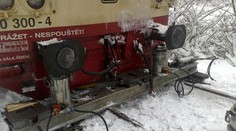 Na Karlovarsku narazil vlak do stromu spadlého na koleje