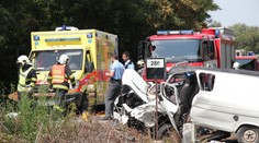 TĚŽKÁ NEHODA! Řidič mikrobusu vyjel do PROTISMĚRU a SESTŘELIL NÁKLAĎÁK! 6 ZRANĚNÝCH!