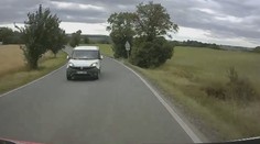 Neuvěřitelné prázdninové manévry. Řidiči mají problém udržet se na své straně silnice