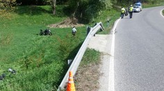 Motorkář trefil svodidla a vyletěl ze silnice, skončil v nemocnici