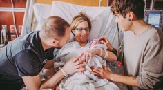 Žena porodila vlastní vnouče. Aby pomohla synovi, který je gay!