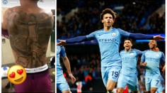 Vrchol narcismu? Fotbalista má na zádech tetování sebe samotného!