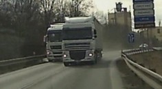 VIDEO: Kamion osobní auto minul jen těsně, policie našla řidiče