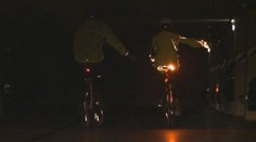 Revoluce pro cyklisty: Chytrá bunda má dokonce i blinkry