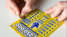 Opustila snoubence, aby se nedělila o výhru v loterii. Příběh má nečekaný konec