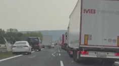 Hromadná nehoda na dvě hodiny uzavřela dálnici D5. Srazilo se tam sedm aut