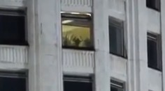 Divoký sex v budově parlamentu: Milence nachytala kamera! VIDEO