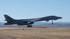 Na letecké základně v USA se zřítil bombardér B-1, posádka se stihla katapultovat