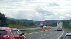 Řidič nezvládl vozík. Na D8 dostal hodiny, málem ho převálcoval kamion