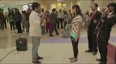 VIDEO: Nepovedená žádost o ruku: Mladík to schytal po hlavě ukulelem!