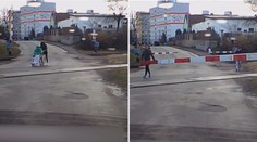 Žena tlačila vozíčkáře přes přejezd, k němuž se blížil vlak! Přešli i další lidé
