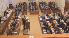 Platy politiků zmrazíme od ledna, tvrdí nová koalice. Odborníci jsou ale proti