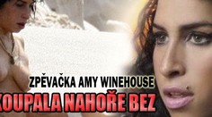 Zpěvačka Amy Winehouse nahoře bez při koupání