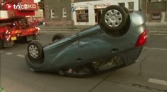 Žena otočila auto na střechu. Pomáhala i Patrasová se Slováčkem