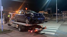 Auto vjelo do lidí v bráně boleslavské škodovky, několik zraněných