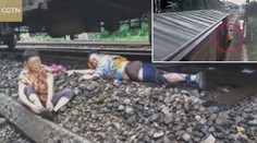 Průvodčí vyskočil z vlaku, aby zachránil ženu. Skončilo to zle