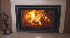 Popel z kamen už letos způsobil několik požárů. Chladne až 3 dny, varují hasiči