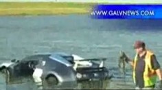 Luxusní bourák Bugatti skončil v jezeře. VIDEO