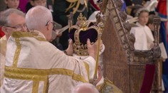 Karel III. byl korunován ve Westminsterském opatství při slavnostním ceremoniálu
