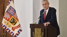 Senátoři hrozí Zemanovi: Buď odvolá Babiše, nebo ho zažalují