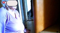 Hasiči ze střechy zachraňovali nehybnou stařenku z bytu