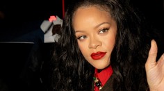 Rihanna překvapila. Měsíce skrývala další těhotenství, odhalila ho svým outfitem