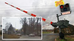 Muž jel přes přejezd na červenou. Strážníci ho zablokovali autem