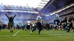 Nešvar v Premier League. Fanoušci při oslavách napadli brankáře Olsena