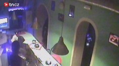 Barmanka se bojí na noční. Na její kolegyni mířil lupič pistolí