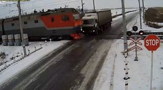 Děsivá nehoda: Kamion sešrotovaly dva vlaky! VIDEO