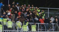VIDEO: Drsný zásah proti fanouškům Slavie! Pořadatelé je vypakovali ze sektoru