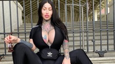 "Už si nepřipadám jako člověk!" Žena tvrdí, že ji z letadla vyhodili kvůli velkému poprsí