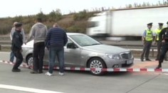 Zátarasy a střelba v Praze. Pirát bez řidičáku ujížděl policii
