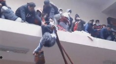 Zemřelo sedm studentů. Ve čtvrtém patře se pod nimi utrhlo zábradlí
