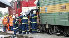 Lokomotiva narazila do vlaku: jeden mrtvý a pět zraněných!