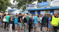 Jako na BANÁNY! Fanoušci v Plzni čekali od rána na vstupenky na Spartu