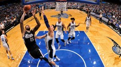 Skvělý Cousins dobyl Orlando, 76ers dlouho trápili favorita