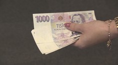 "Chodí do školy, 5 000 ale nedostanou," soptí rodiče. Odpověď z vlády je naštvala