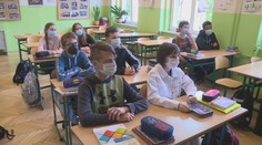 Dětem ve školách roušky zůstávají. Experti varují před černým scénářem